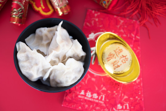 传统节日的饺子和红包和金元宝