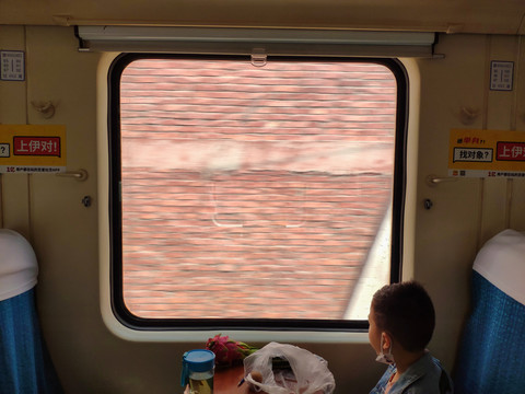 火车的窗外