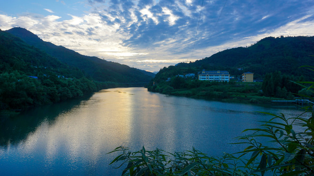 鄂坪大河湾倒影