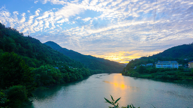 鄂坪大河湾红霞