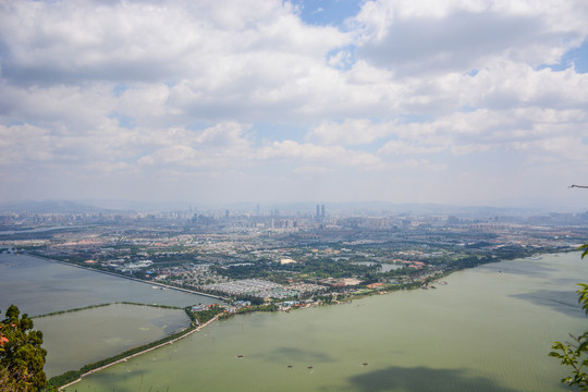 云南省昆明市俯瞰滇池与市区风光