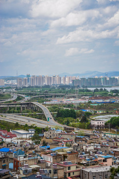 云南省昆明市俯瞰滇池与市区风光