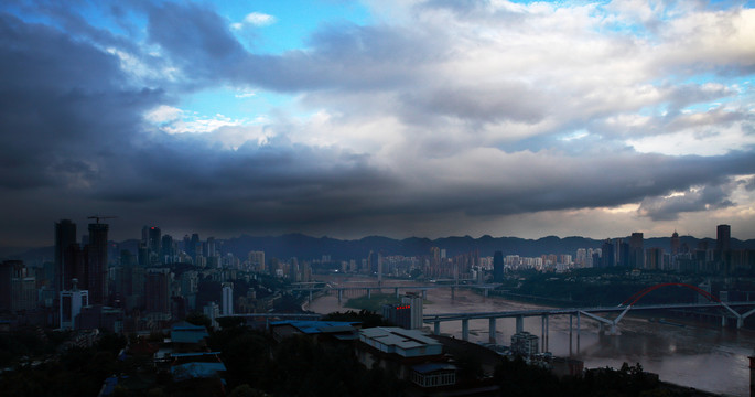 暴雨来临前的重庆夜景