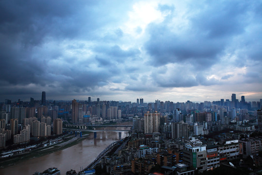 暴雨来临前的重庆夜景