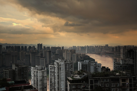 暴雨来临前的重庆夜景