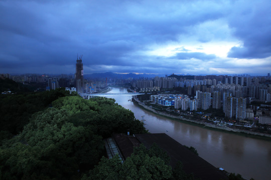 暴雨来临前的重庆夜景