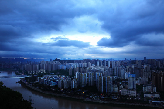 暴雨来临前的重庆夜景