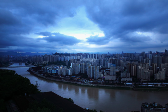 暴雨来临前的重庆夜景