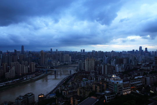 暴雨来临前的重庆夜景