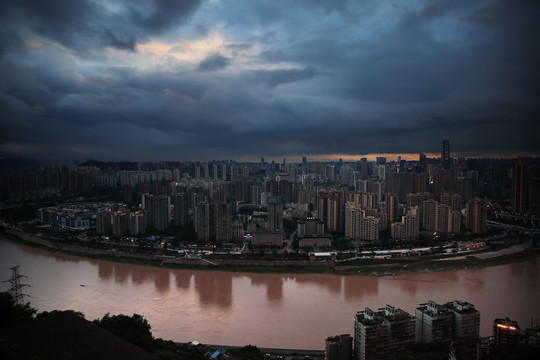 暴雨来临前的重庆夜景