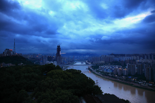 暴雨来临前的重庆夜景