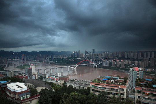 暴雨来临前的重庆夜景