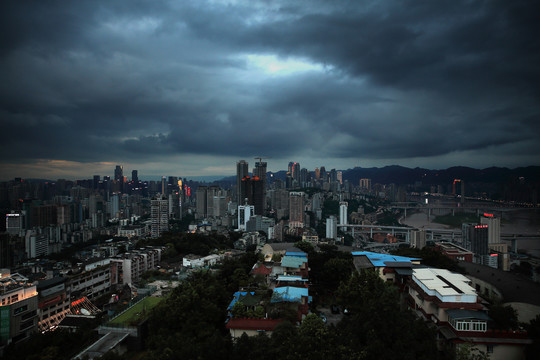 暴雨来临前的重庆夜景