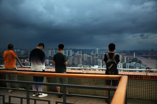 暴雨来临前的重庆夜景