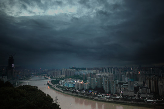 暴雨来临前的重庆夜景