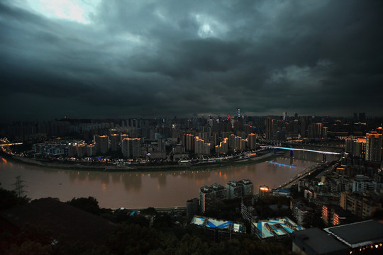 暴雨来临前的重庆夜景