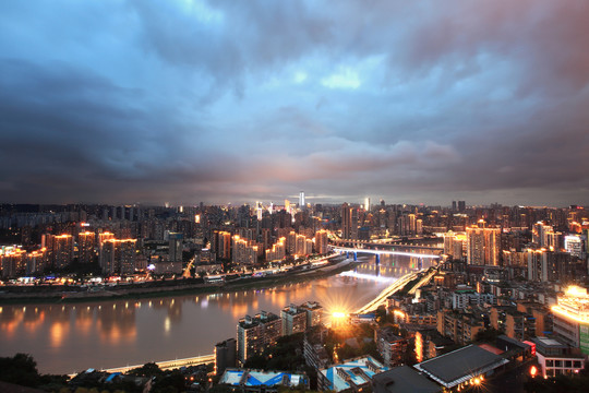 暴雨来临前的重庆夜景