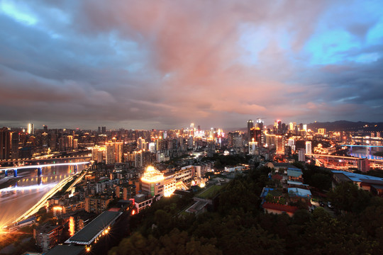 暴雨来临前的重庆夜景