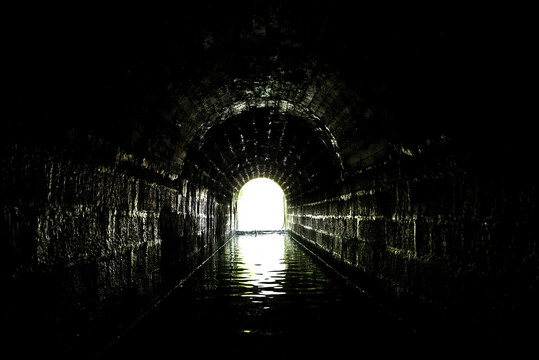 水域的拱形隧道