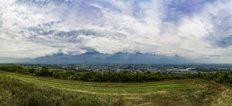 秦岭山脉全景图