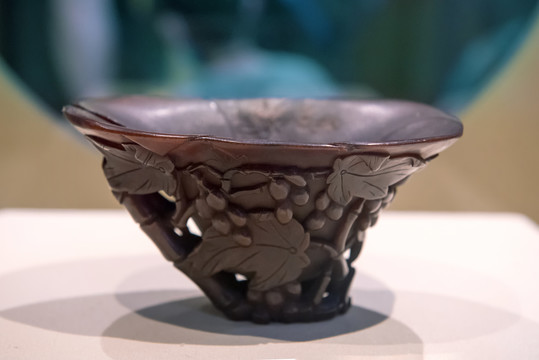 清代镂雕蔓藤葡萄纹犀角杯