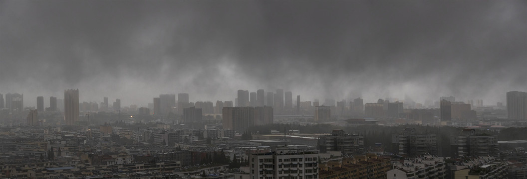 宽幅暴雨中的城市