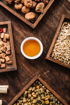 复古中式木纹桌子上的一碗凉茶