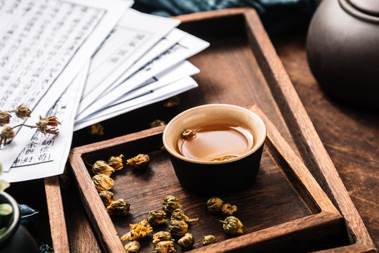 复古中式木桌上的一碗菊花茶