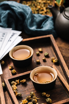 复古中式木桌上的凉茶