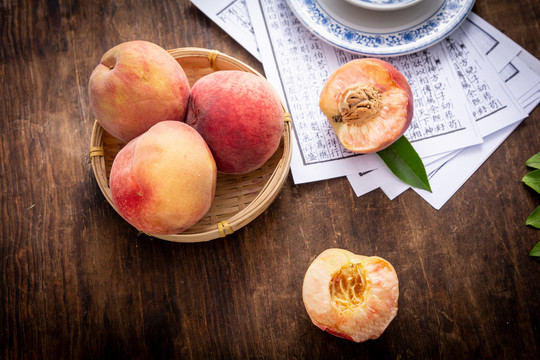 复古中式木桌上的新鲜桃子