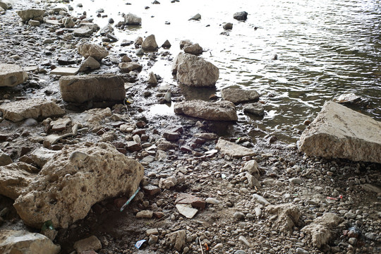 水边碎石