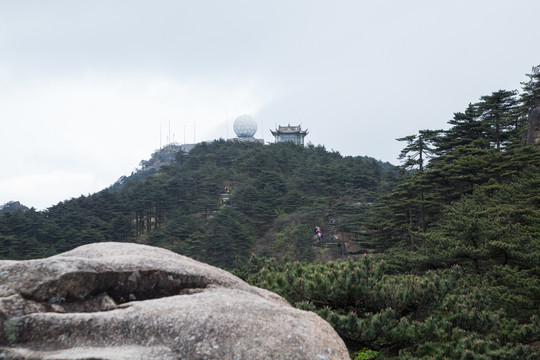 黄山光明顶的气象台