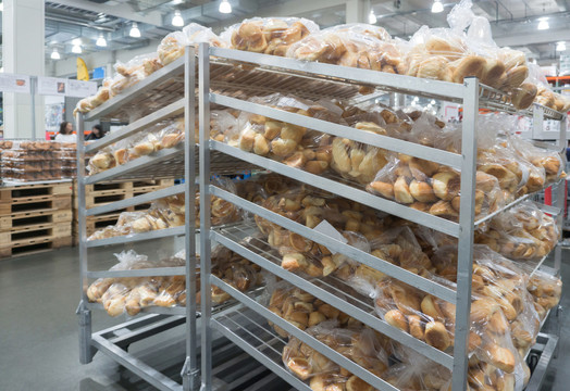仓储商场的面包货架