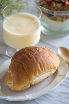 早餐奶油卷和拉西酸奶