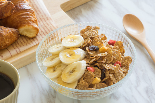 早餐全麦麸香蕉酸奶