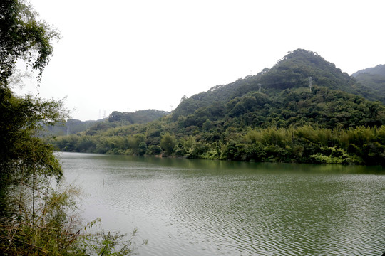 平静的江面