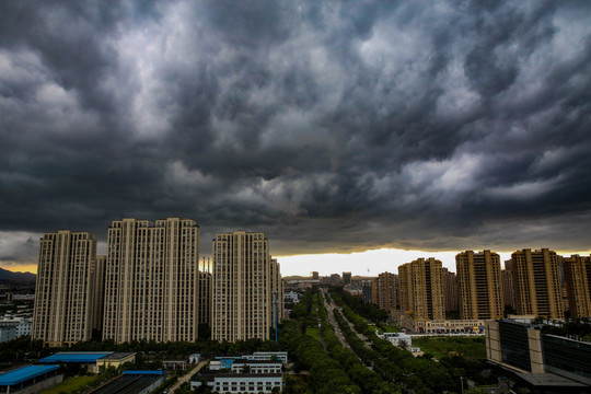 暴雨将至黑云翻墨