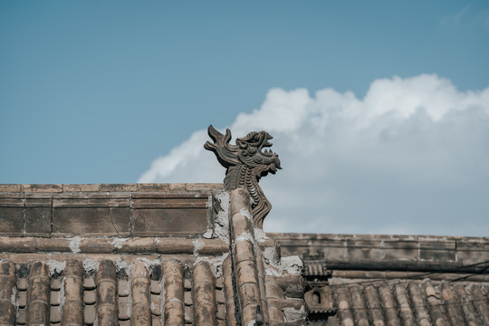 中国传统建筑屋檐龙形石雕