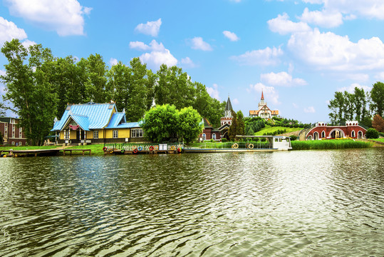 蓝天森林湖水风景