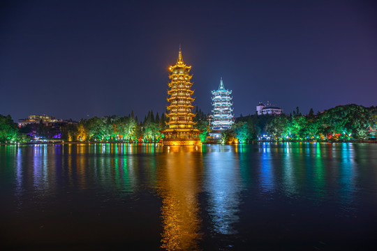 桂林双子塔夜景