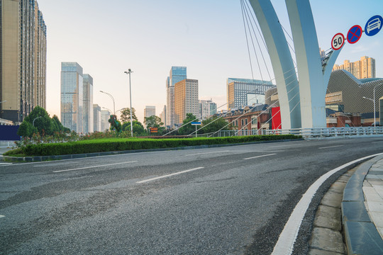 武汉城市建筑天际线和柏油马路