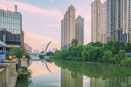 武汉城市建筑天际线和楚河风光