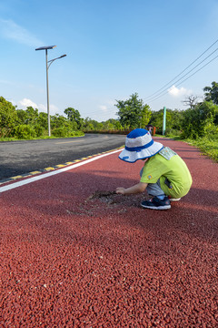 在公路边上玩耍的小孩