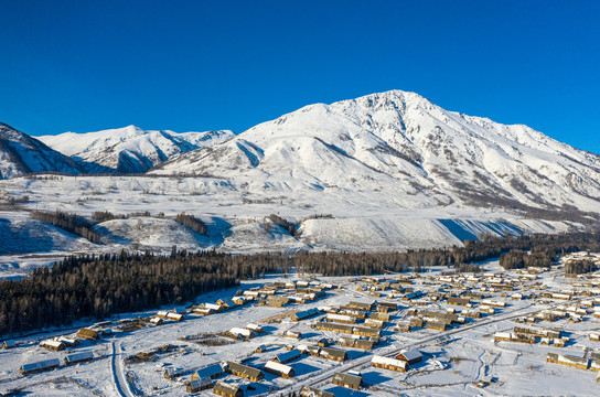 新疆阿勒泰喀纳斯禾木冬雪水墨画