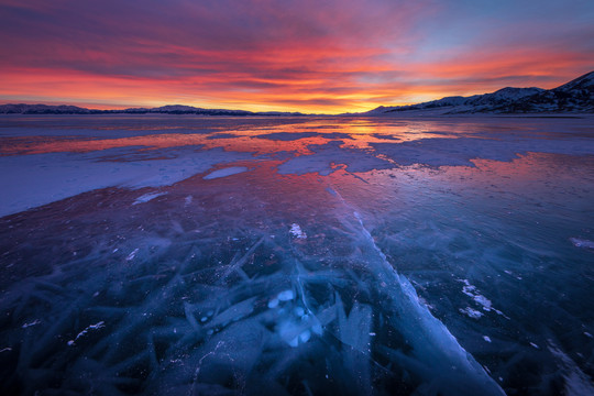 赛里木湖的蓝冰冰泡冰裂日出晚霞