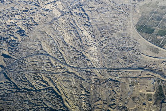 新疆戈壁上的高速公路
