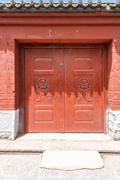 中国古代传统红色木门和砖墙