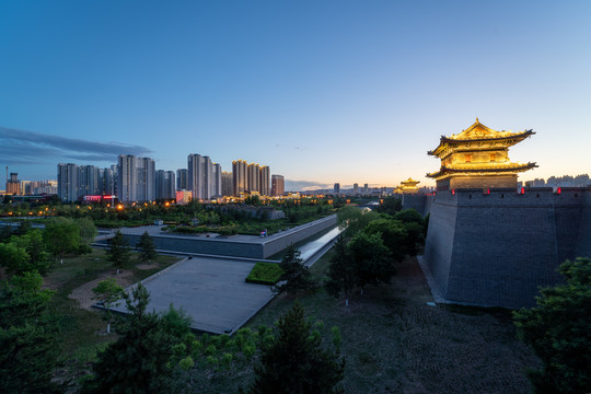 山西大同古城墙黄昏夜景