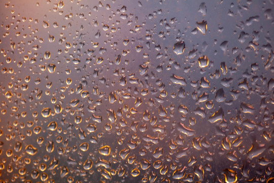 雨滴落在窗户上背景特写