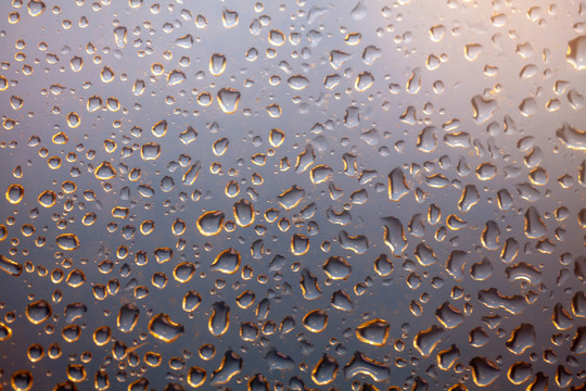 雨滴落在窗户上背景特写